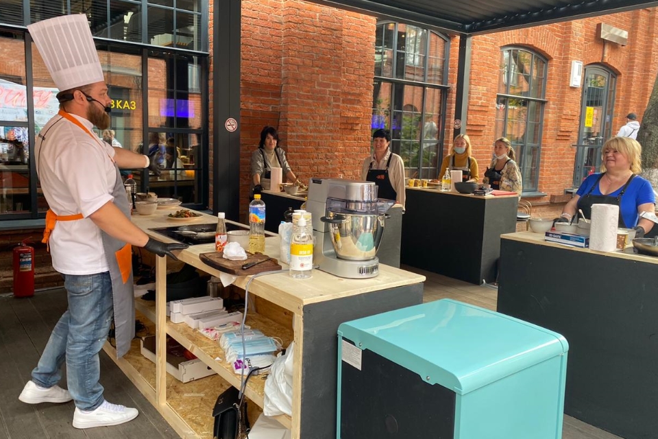 Гигантский салат «Столичный» и 10-этажный бургер: в «Депо» открылся фестиваль «Вкус Москвы»