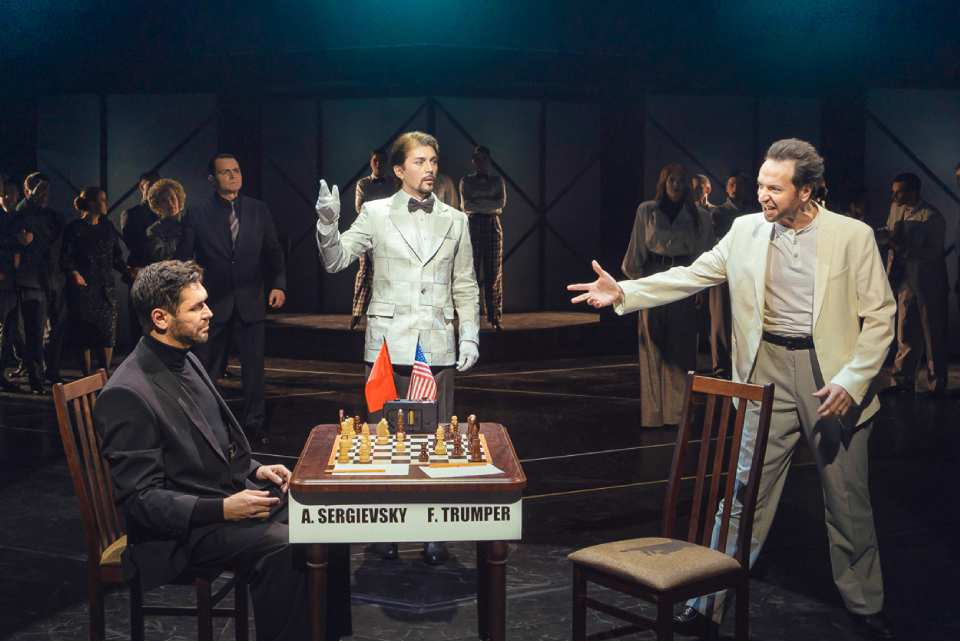 Дмитрий Богачев: «Театр МДМ  продолжит показы ШАХМАТ и мюзиклов за столиками»