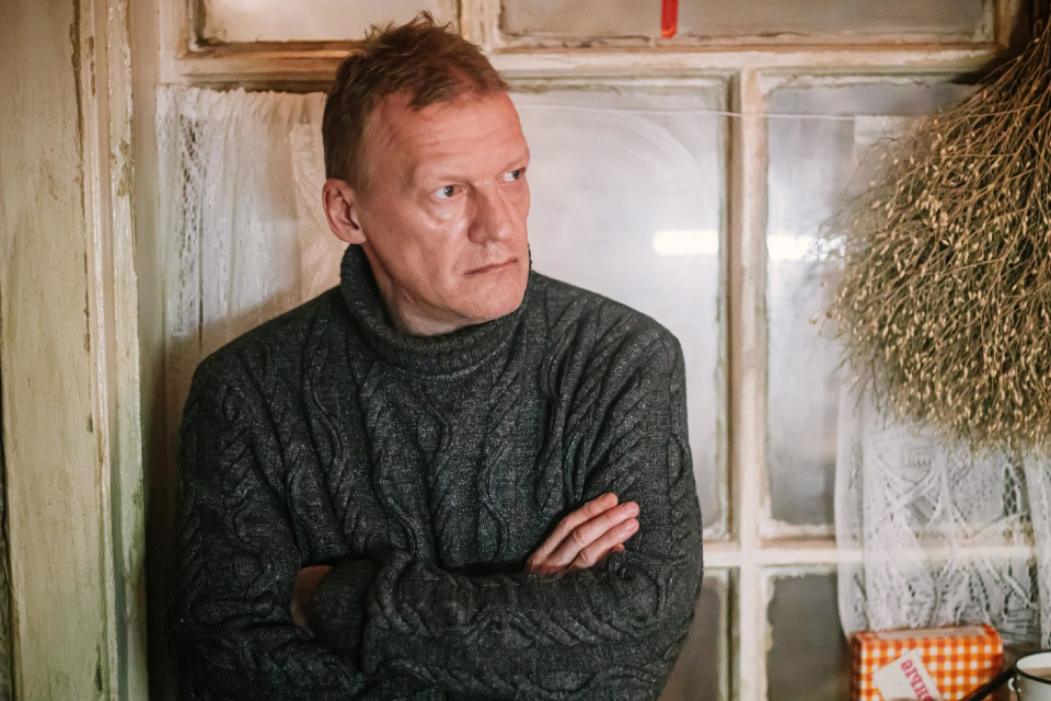 Фильм «Бешенство» (2023) с Алексеем Серебряковым: чем хорош кровавый триллер от режиссера «Чебурашки»