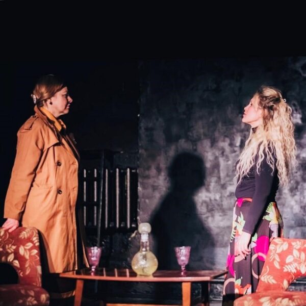 Спектакль «Не Чехов. Две сестры» в Булгаковском Доме