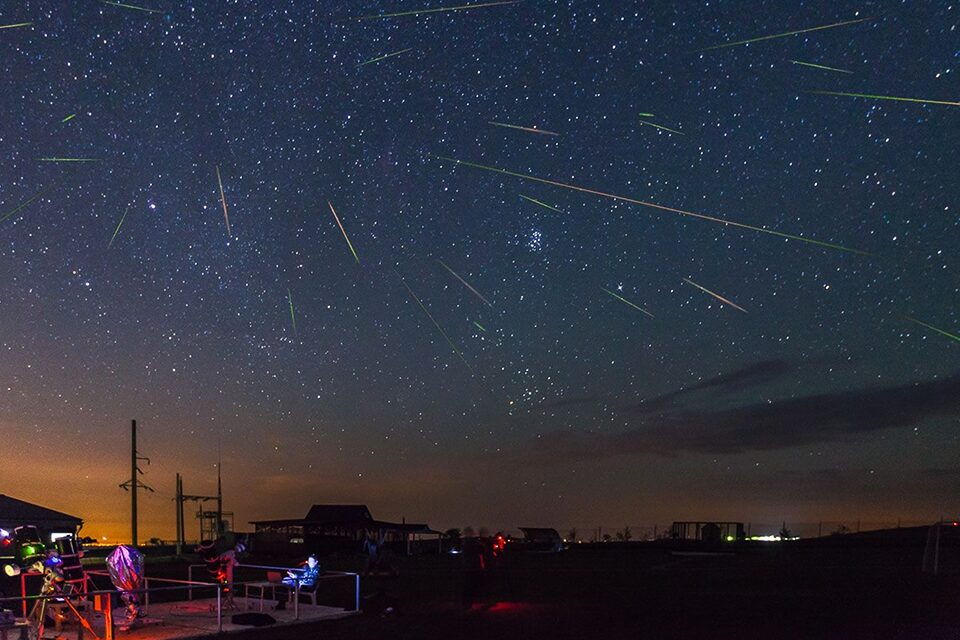 Звездный поток персеиды. Метеоры персеиды. Красная комета в небе. Звездопад. Метеорный поток персеиды 2022.