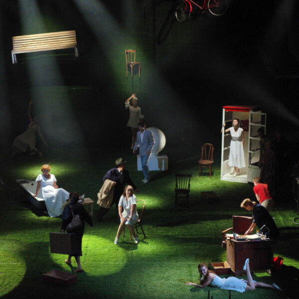 Спектакль «С любимыми не расставайтесь» в Театре юного зрителя