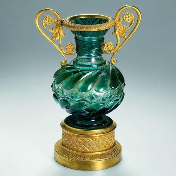 Выставка «...Блеск кристалла и тонкость граней...»