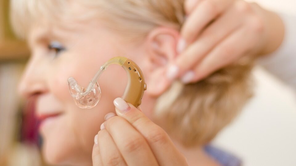 Как выбрать слуховой аппарат для пожилого человека
