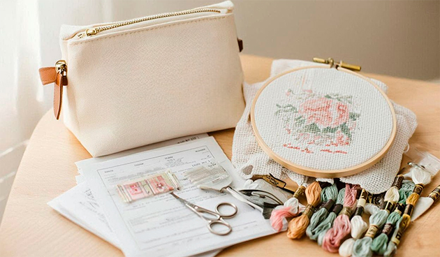 Набор для вышивания крестиком с косметичкой