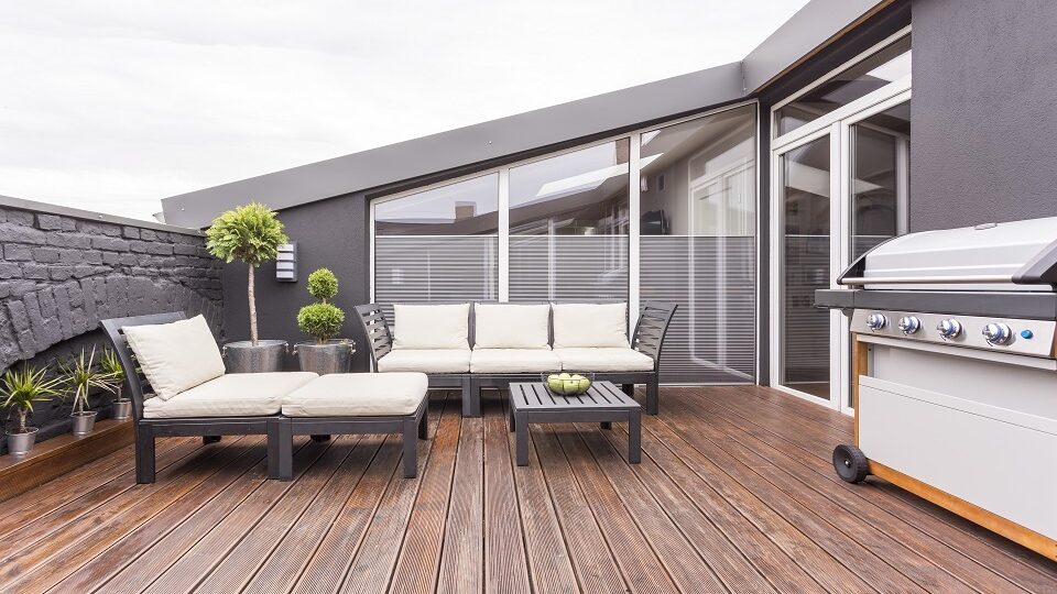 Поставьте пару лежаков и наслаждайтесь солнцем. Фото: Ground Picture / Shutterstock / Fotodom