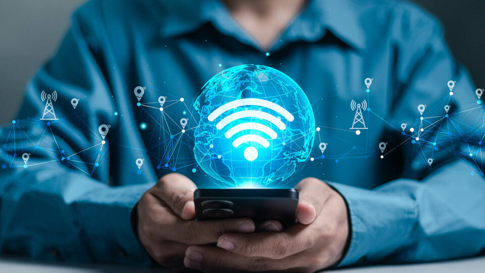 Подключение смартфона к Wi-Fi. Фото: A9 STUDIO / Shutterstock / Fotodom