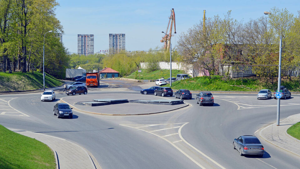 Круговой перекресток в Москве. Фото: Alexander Zamaraev / Shutterstock / Fotodom