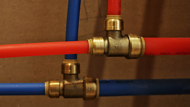 Трубы из полиэтилена. Фото: Alan Kidd / Shutterstock / Fotodom