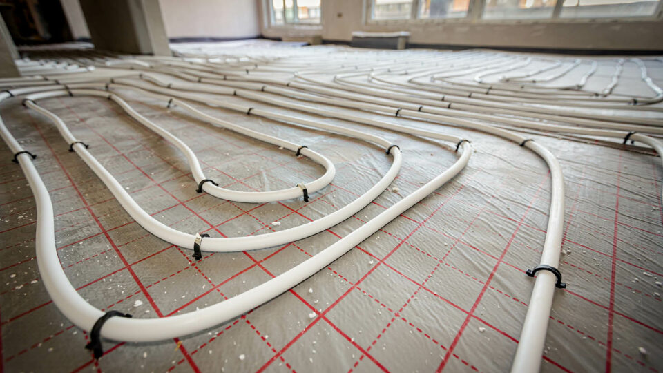 Длина трубопровода рассчитывается на этапе проектирования и зависит от площади помещения. Фото: Roman023_photography / Shutterstock / Fotodom