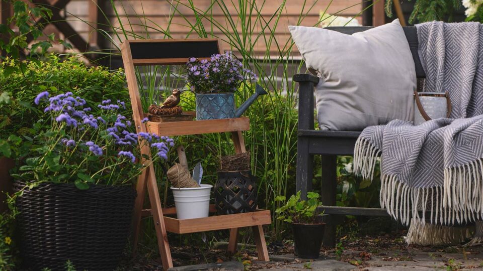 Декоративная подставка для цветов. Фото: Maria Evseyeva / Shutterstock / Fotodom