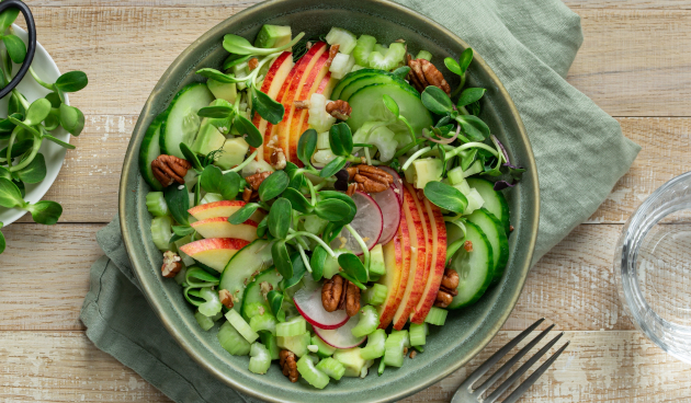 Стеблевой сельдерей с яблоком и огурцом