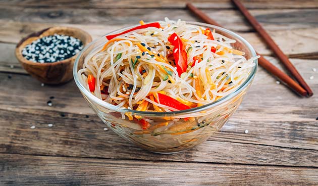 Салат с рисовыми макаронами