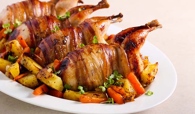 Перепела в винном маринаде с картошкой и беконом