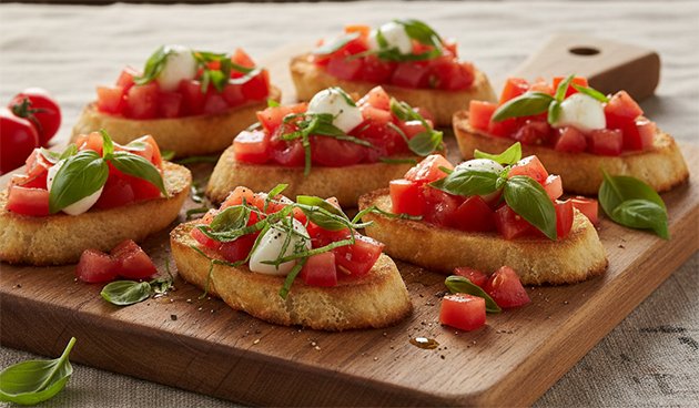 Брускетты с помидорами, базиликом и моцареллой