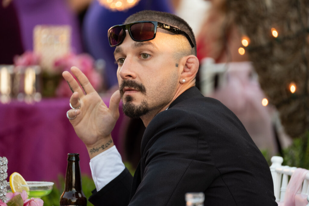 Крутой и дерзкий Шайа Лабаф: появились свежие кадры триллера «Выбивая долги»