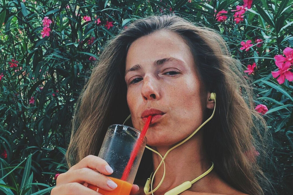 Звезда сериала «Угрюм река» Софья Эрнст изумила красотой в кружевных микро трусиках