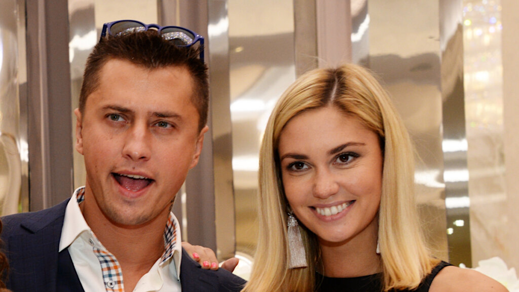 Россияне уверены, что Павел Прилучный съехался с Агатой Муцениеце