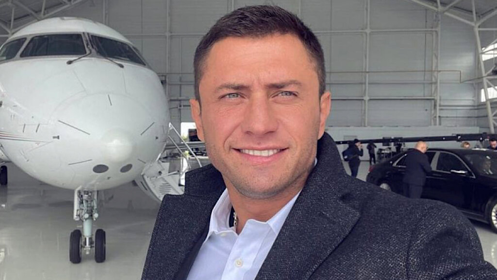 Исхудавший Павел Прилучный из самолета обратился к поклонникам