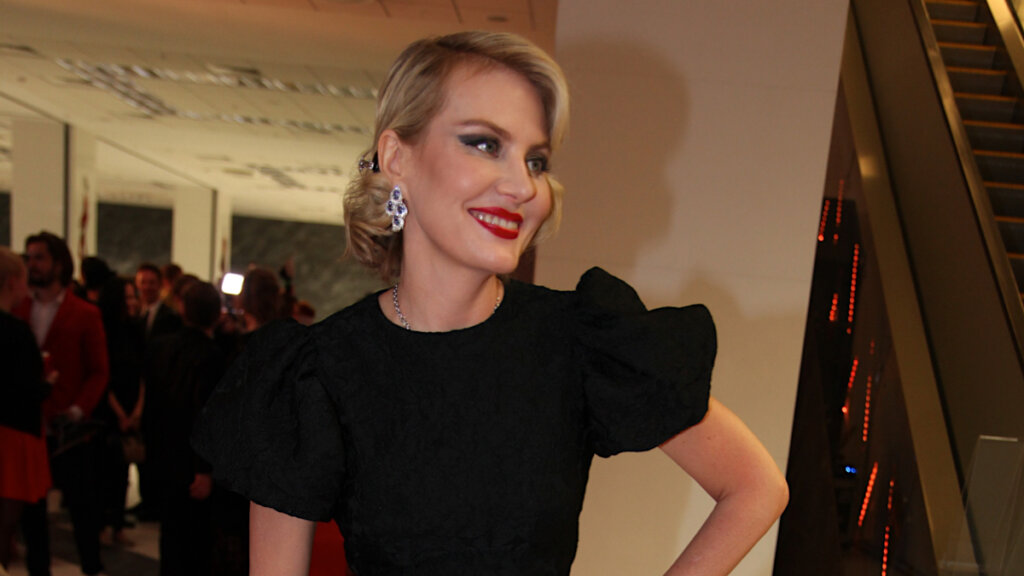 Рената Литвинова в нарядах за тысячи долларов гуляет по Парижу и тоскует по России