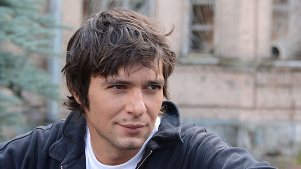 Развелся с дочерью Аллы Сигаловой, стал отцом-одиночкой: как сейчас живет актер Павел Баршак