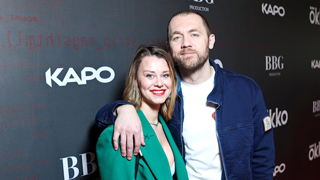 Стильные Мерзликин и Шведов с женами, счастливый Шевченков с дочерьми и одинокая Безрукова в черном появились на премьере Кирилла Плетнева