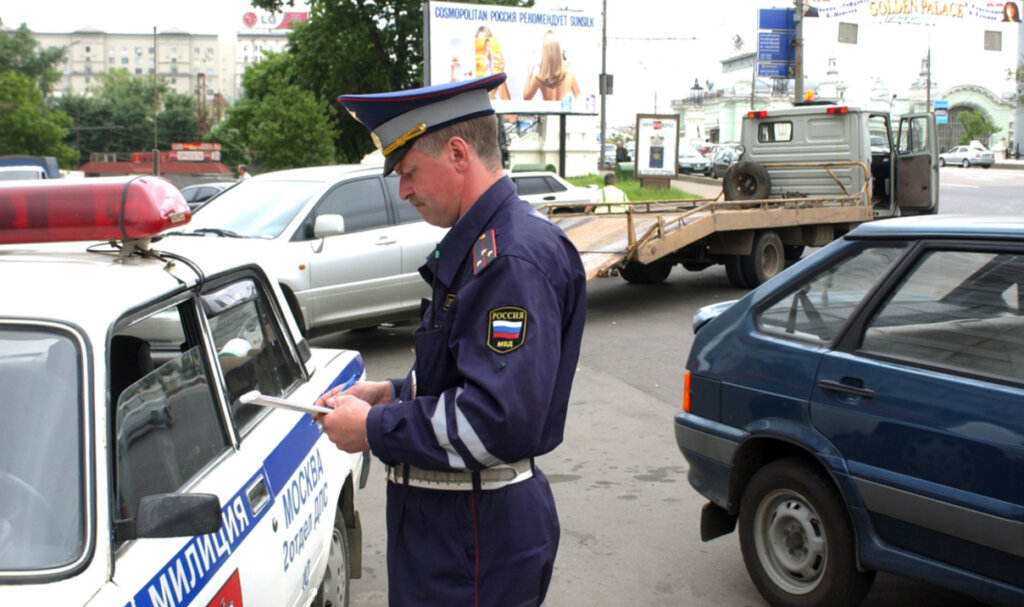 От «бобика» до «американского перехватчика». На каких машинах катались милиционеры в 90-е