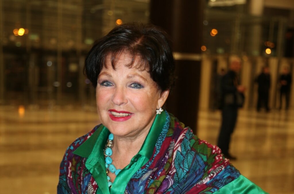 Новости шоу-бизнеса: Епифанцев живет с тремя женщинами, Мельникова тяжело больна, Фатеева рвется из России