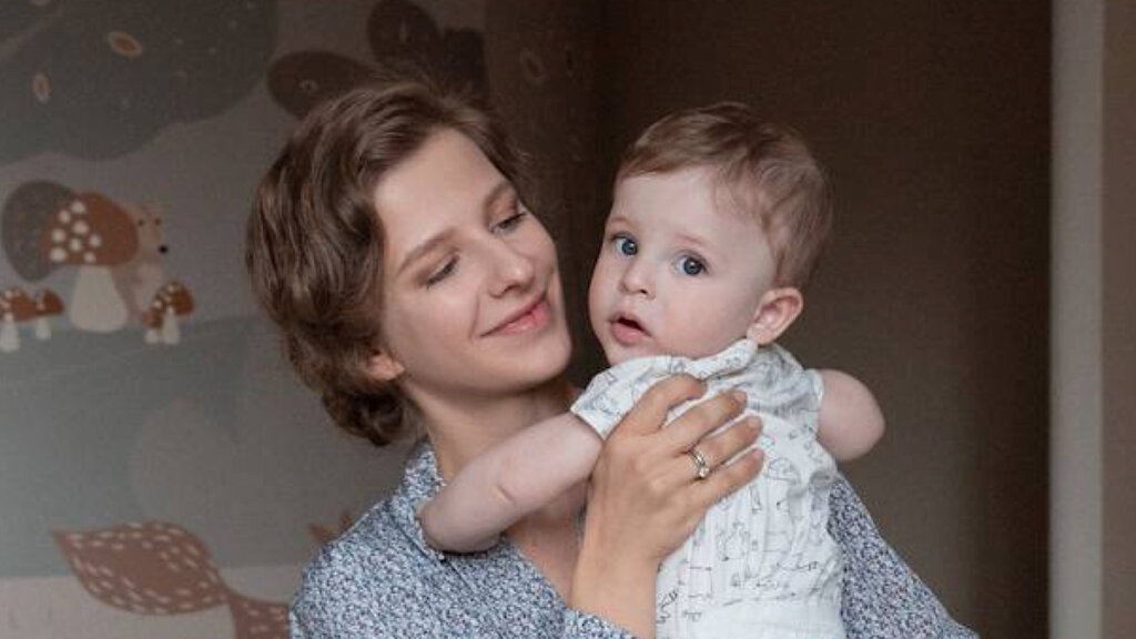 Лиза Арзамасова и Илья Авербух вместе с маленьким сыном улетели из Москвы