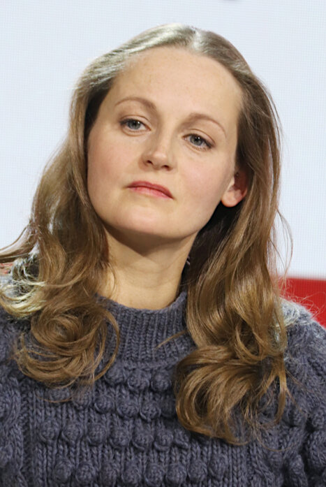 Порноны ағашқа байлау