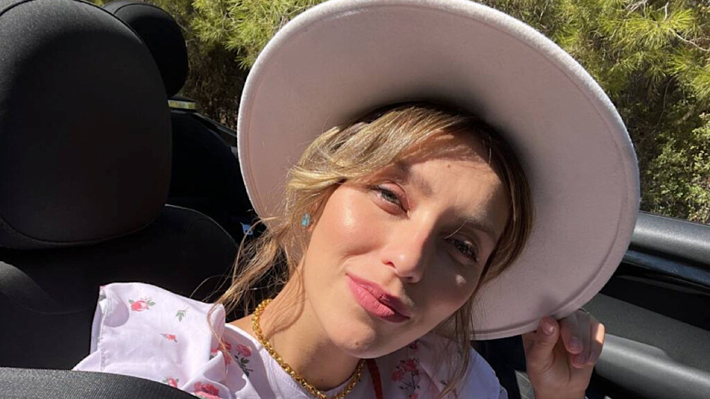 Регина Тодоренко без стеснения покормила грудью трехмесячного сына на публике