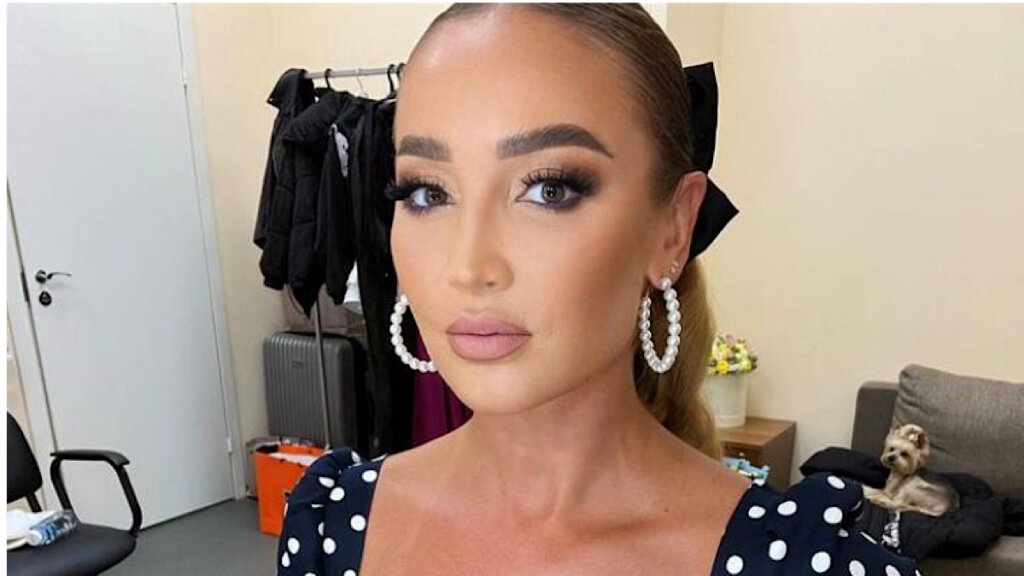 «Прилично ли так выглядеть»: Ольга Бузова покрасовалась в золотистом коротком платье перед зеркалом