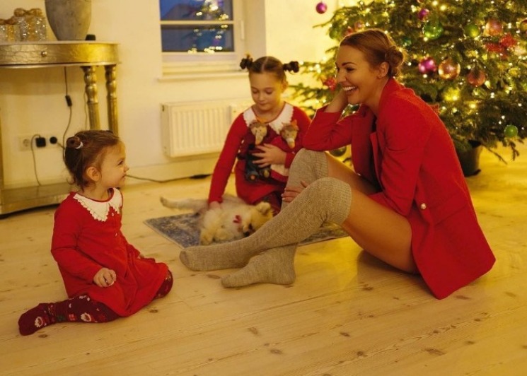 Настоящие султанши: Мерьем Узерли порадовала фанатов семейной новогодней фотосессией