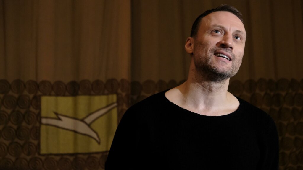 Анатолий Белый льет слезы в эмиграции