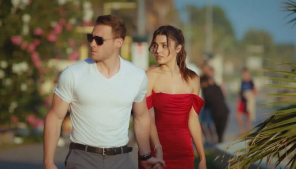 Повторят судьбу Бюрсина и Эрчел: Афре Сарачоглу и Мерту Рамазану Демиру приписывают роман и скорое расставание