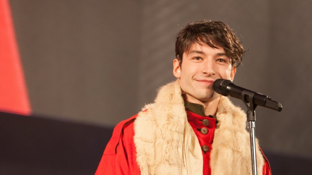 Эзру Миллера оправдали в деле о домогательствах к несовершеннолетнему ребенку