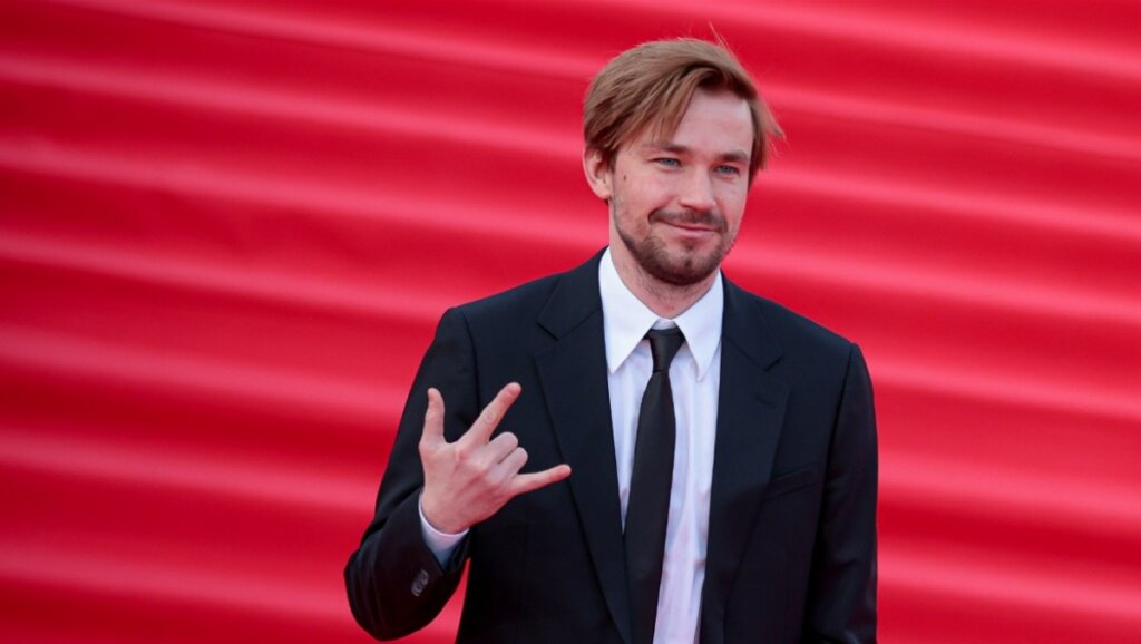 Саша Петров впервые вышел с женой в свет, но перед камерами позировал в одиночестве