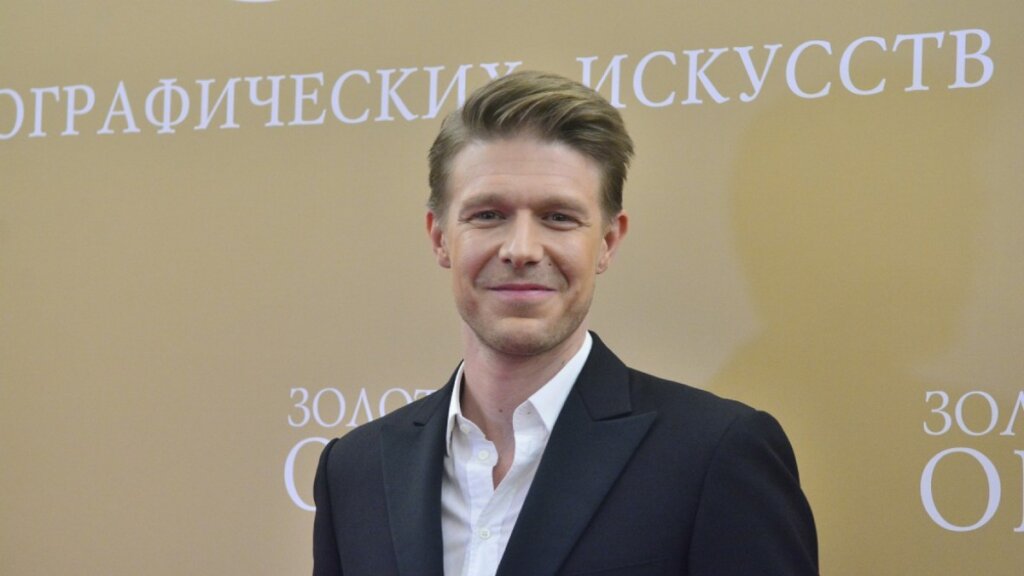 Никита Ефремов съехался с невестой-художницей