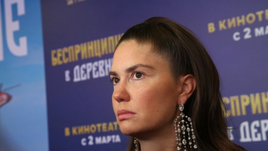 Женщина в черном с «мертвым ребенком»: Агата Муцениеце публично извинилась за свое поведение