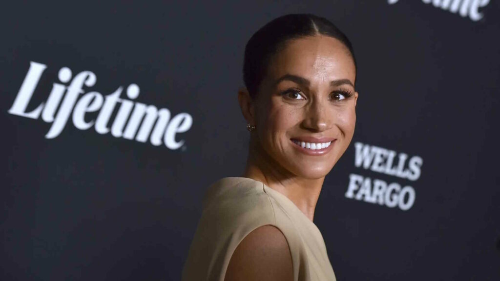 Меган Маркл появилась на светской вечеринке в элегантном платье с открытым плечом и разрезами на юбке