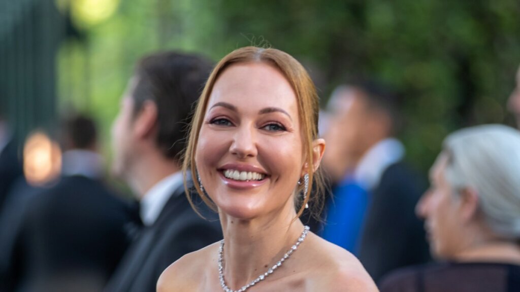 Фанаты в ярости: Мерьем Узерли отметила с дочерьми католическое Рождество