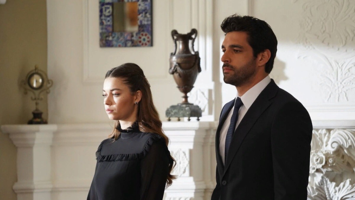 Liza Boyl yalangoch Bir hamkasbini yaladi