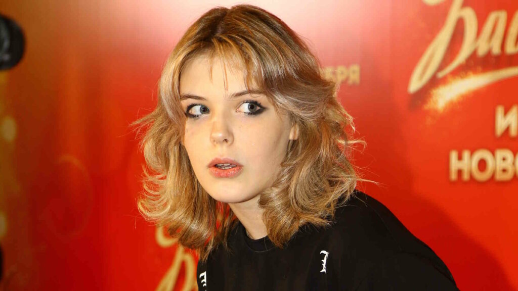 «Пытался увезти и скинуть в реку»: 17-летняя дочь Александра Абдулова в ужасе