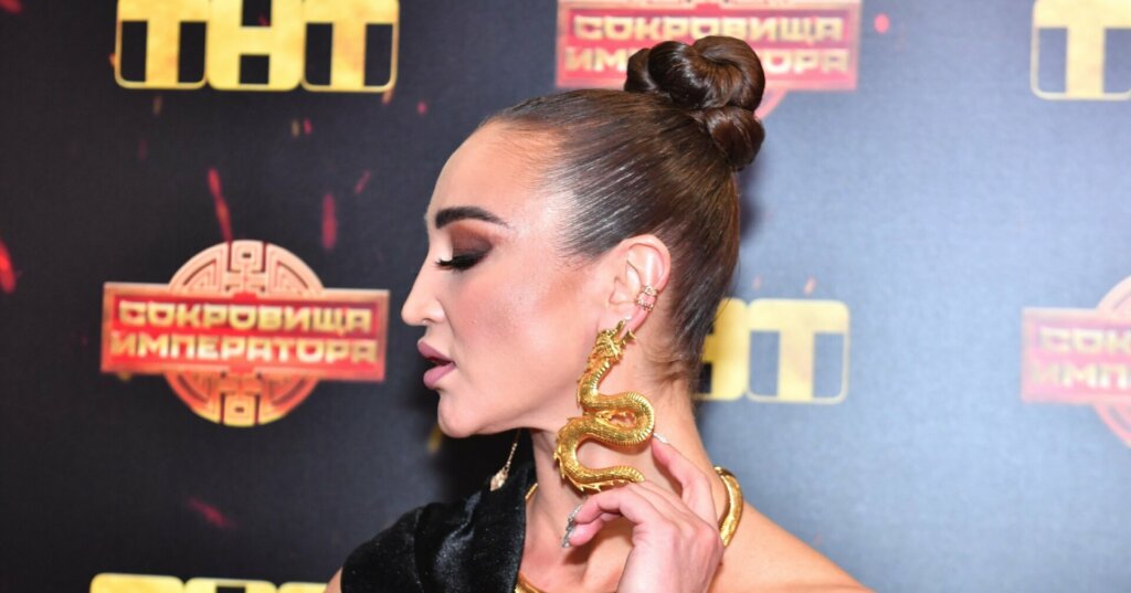 Конфуз на открытии ММКФ: Бузовой в странном наряде помешал помощник Бородиной