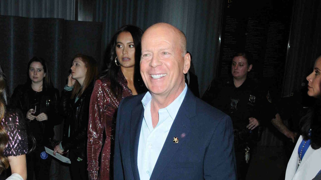 Папарацци сфотографировали Брюса Уиллиса в машине с телохранителем