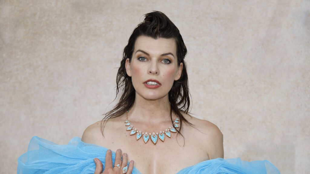 Как две капли: Милла Йовович опубликовала фото с матерью актрисой Галиной Логиновой