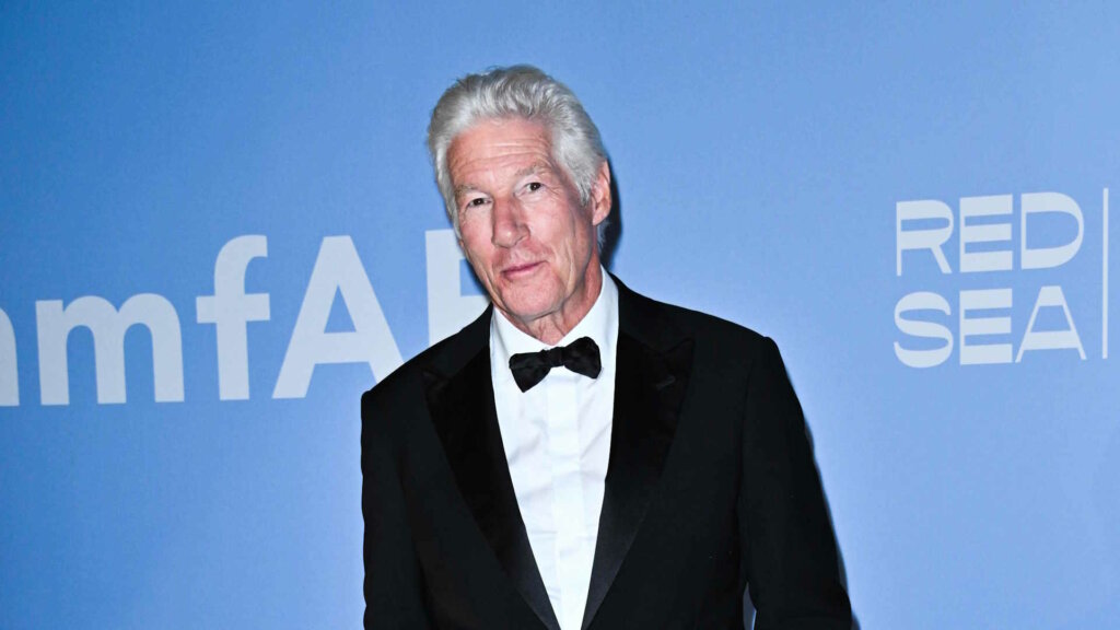 Не перестает обнимать: Ричард Гир вышел в свет с молодой женой и с неземной красоты старшим сыном