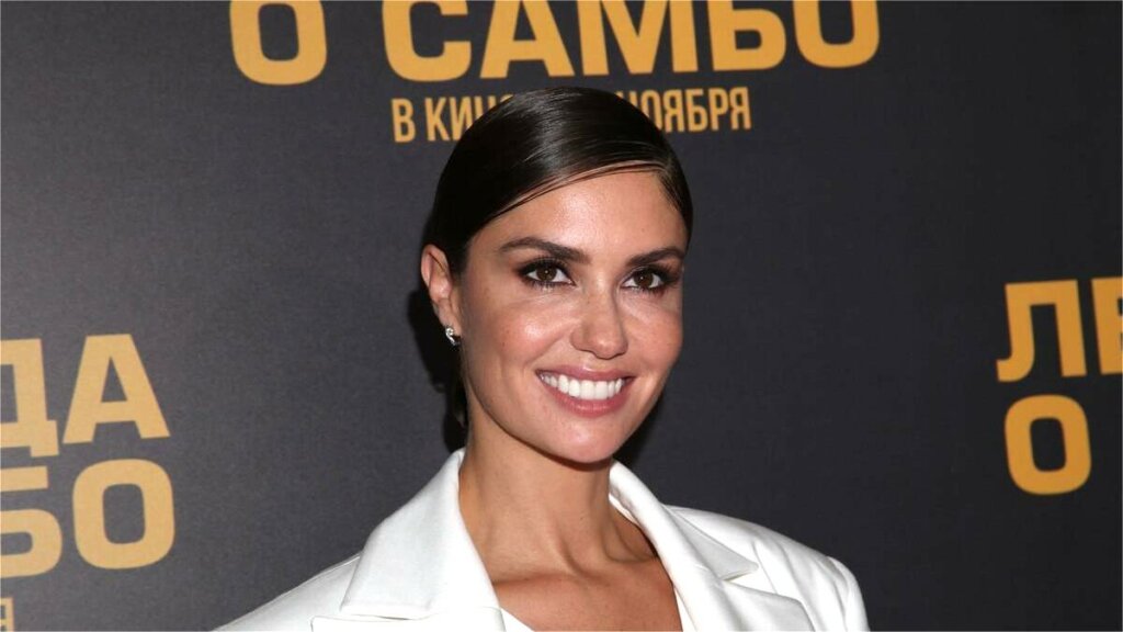 «Радуемся за нее»: Агату Муцениеце поздравляют с третьей беременностью