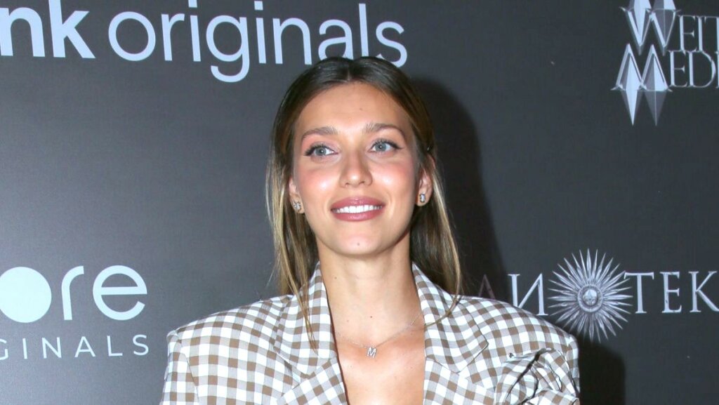 Регина Тодоренко впала в истерику от отчаяния: жена Влада Топалова впахивает на 17 работах