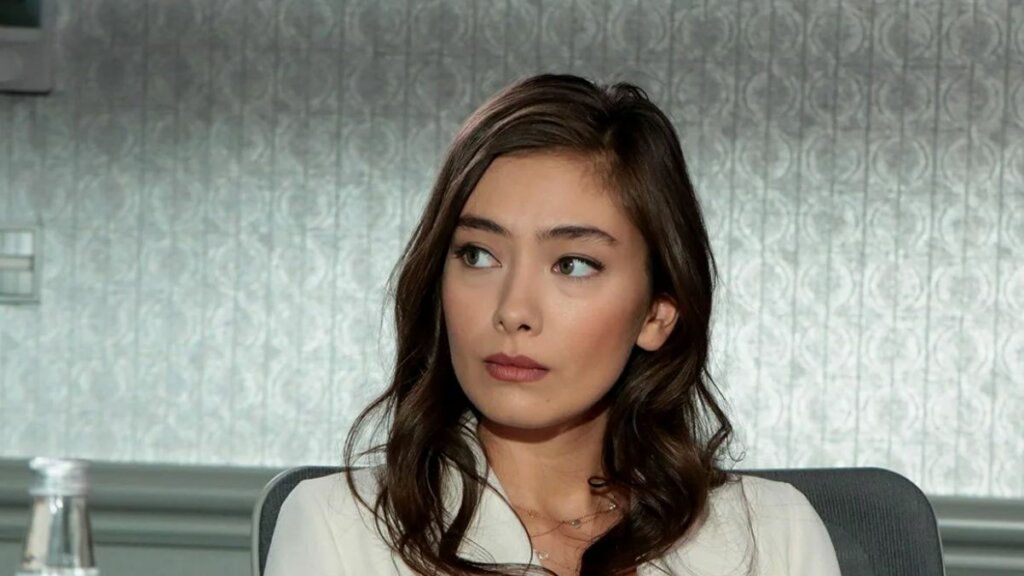 Турецкая актриса Неслихан Атагюль поздравила сына с первым днем рождения (фото)